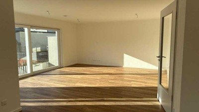 *ERSTBEZUG* Stilvolle 3-Zimmer-Wohnung EG/ UG m. gehobener Ausstattung, Terrasse u 180m² Garten