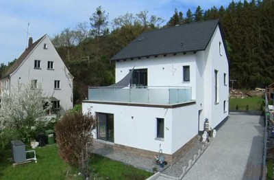 Neuwertiges, energieeffizientes Einfamilienhaus mit PV-Anlage, Sauna und großem Balkon zu verkaufen.