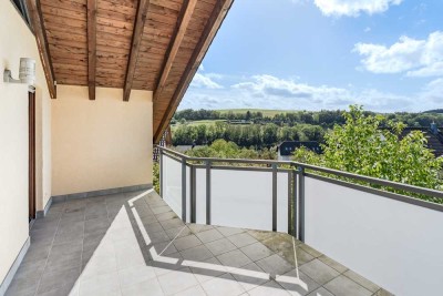 Groß. Hell. Besonders. Ihr Familienparadies mit Panoramabalkon, Terrasse, Carport & großem Garten