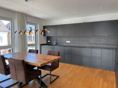 **KEMNAT Ortsmitte : direkt zu beziehen**: großzügige 4,5 Zimmer-Wohnung zentral, stufenlos, hell !