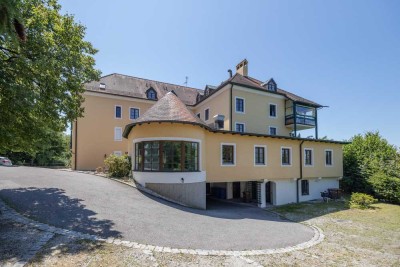 Wohnen & Wohlfühlen im Schloss –  Barrierefreie 3-Zimmer-Wohnung mit Spa I Erstbezug nach Sanierug