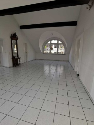 Modernisierte 3-Raum-DG-Wohnung mit 18 m² Dachterasse in Neuss