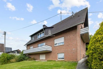 Freistehendes Zweifamilienhaus mit großem Grundstück und Sommerhaus