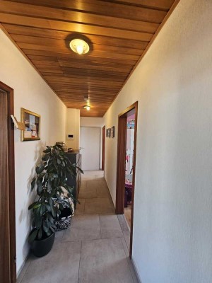 3-Zimmer-Dachgeschosswohnung mit geh. Innenausstattung mit Balkon und EBK