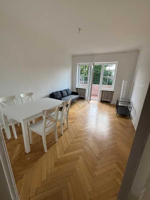 Schöne Wohnung mit zwei Balkonen und Inventar zum Neustart!