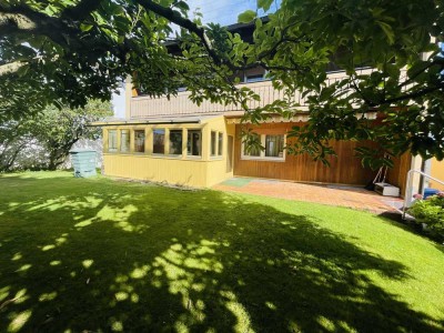 Freistehendes Einfamilienhaus in ruhiger Wohngegend mit Nebengebäude,  Doppelgarage und Garten!