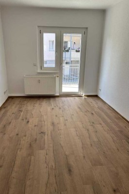 3 Zimmer mit Großbalkon!
