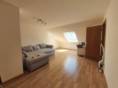 Geräumige, gepflegte 1-Zimmer-DG-Wohnung in Pliening