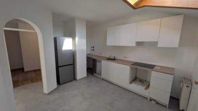 Erstbezug nach Sanierung mit Balkon und Einbauküche: Exklusive 2-Zimmer-DG-Wohnung in Oberaudorf