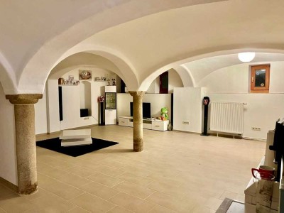 Gneisdorf: 2-Zi.-EG-Whg. mit Charme - Außergewöhnlich großer Garten mit Gartenhäuschen + Schuppen!