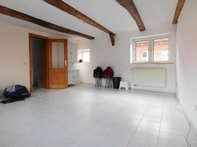 HELL UND MEGA ZENTRAL: 2-Zimmer-Altbau-Wohnung, perfekt für Singles