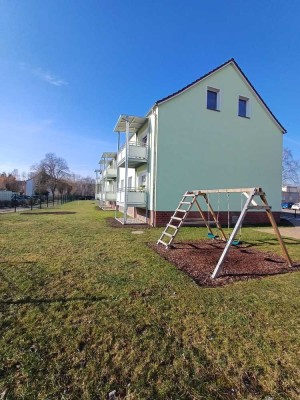 Wunderschöne 3-Raum-Wohnung im 1.Obergeschoß mit Balkon und toller Außenanlage in Grimmen