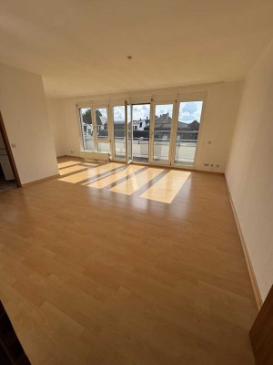 Ansprechende, lichtdurchflutete 2,5-Zimmer-Wohnung mit Einbauküche und 2 Balkonen in Frankfurt