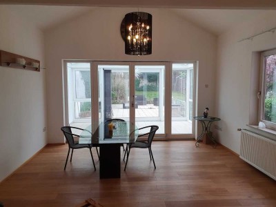 Super-zentral: Ruhige Oase im idyllischen Hinterhof mit Garten + Sauna + Wintergarten + Carport