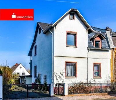 Großzügige Doppelhaushälfte mit Garage, Freisitz und Potenzial in Elz.