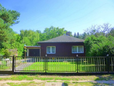 1.737 m²-Grundstück mit Bungalow, Garage, Nebengelassen und romantischem Teich in ruhiger Lage