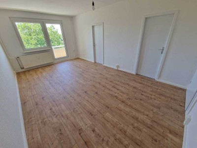 Kleine sanierte 3-Zimmerwohnung mit hochwertigen Laminatboden + Balkon + gr. Wohnzimmer