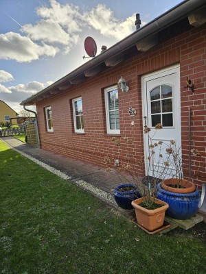 WOHNTRAUM IN OSTSEENÄHE, WALMDACHBUNGALOW,  EBENERDIG UND BEQUEM IN GRÜNER NATURLAGE,