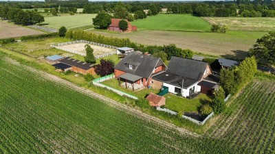 Zwei Einfamilienhäuser mit Reitplatz und Stallungen
