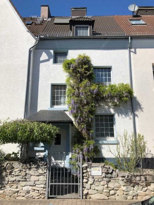 Familienidyll in Alt-Fechenheim – Modernisiertes Reihenmittelhaus mit Gartenparadies und Balkon