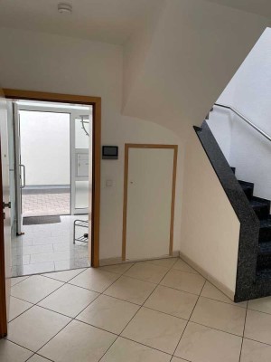 Großzügiges Haus mit ELW, 8 Zimmern in Ditzingen-Hirschlanden