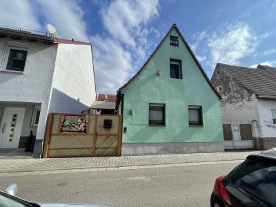 „Charmantes älteres Wohnhaus mit Garten und Nebengebäuden – Liebhaberobjekt“