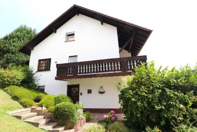 Das große Wohnglück im Überwald - Imposantes Familiendomizil in Hanglage mit Garten, Balkon & Garage