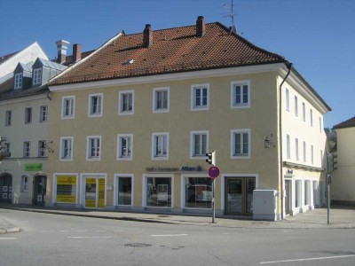 Stadtbildprägendes Wohn und Geschäftshaus mit guter Rendite in DEG
