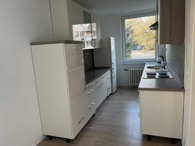 Vollständig renovierte Wohnung mit drei Zimmern sowie Balkon und Einbauküche in Detmold