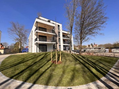 NEUBAU in BESTLAGE | 2 x XXL TERRASSEN + PRIVATGARTEN / 2 x BÄDER + GÄSTE-WC / 70m² Wohnen mit KAMIN