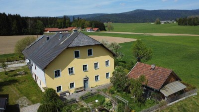 Historisches Anwesen mit großzügigem Wohnhaus und einer riesigen Werkstatt für Handwerker, nahe der Grenze zu Bayern.