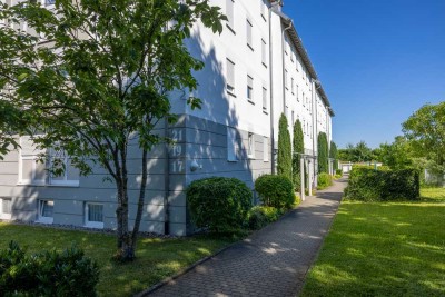 Attraktive und vollst. renovierte 2,5-Zimmer-Wohnung mit geh. Innenausstattung mit Balkon