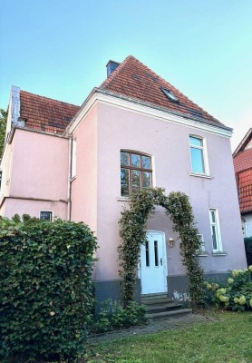 Zentral gelegenes Einfamilienhaus, auch zum "Wohnen und Arbeiten unter einem Dach" geeignet!