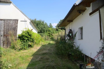 Großes Grundstück mit Weinkeller, Scheune und Gartenhaus