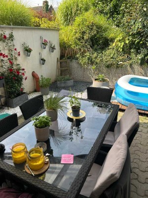 Gemütliche 2-Raum-Souterrain-Wohnung mit überdachter Terrasse in grüner, ruhiger Lage