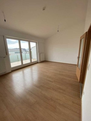 Helle 3-Zimmer DG Wohnung mit großem Balkon, TG und Stellplatz in Ingolstadt/Etting
