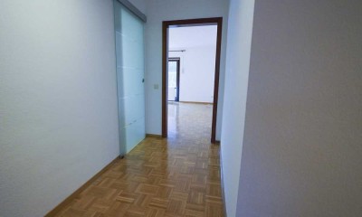 Erdgeschosswohnung mit Süd-Terasse, Gartenteil und zwei Kellern