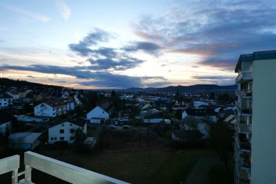 Lichtenfels: Helle 3-Zimmer-Wohnung mit Balkon, herrlichem Weitblick und TG-Stellplatz