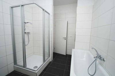 kleine 4-Zi-Whg mit BALKON- Laminat, separate Küche, Wanne+Dusche