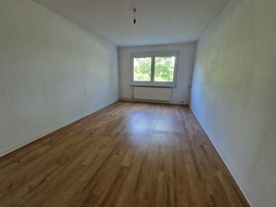 2 NKM frei* ! Erdgeschoss - Wohnküche - Balkon - was will man mehr?
