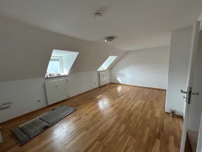 * 1,5-Zimmer DG * Küche * Bad mit Badewanne * Kellerabteil*