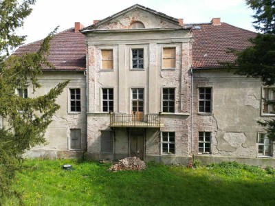 20-Zimmer-Gutshaus plus Lenné-Park mit Förderpotenzial