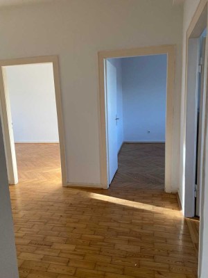 Lichtdurchflutete 3-Zimmer Wohnung mit Echtholzparkett!