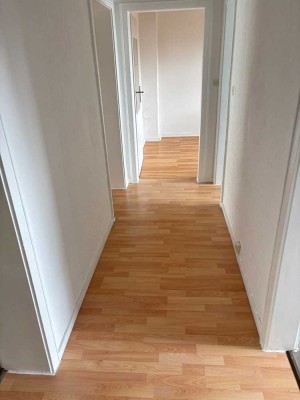 Modernisierte 3-Zimmer-Wohnung mit Balkon und Einbauküche in 38154, Königslutter am Elm
