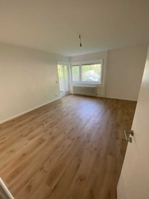 Modernisiert mit 4 Zimmern, Gästebad und Balkon