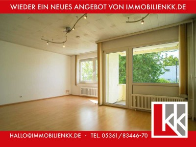 Wohnen mit Blick ins Grüne: Charmante 3-Zimmer-Erdgeschosswohnung mit Balkon und Garage