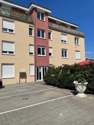 komplett renovierte 4 Zimmerwhg, mit  2 Bädern, Balkon,Lift und Stellplatz in Griesheim