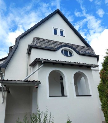 Sonnenverwöhnt im Rheingau: Modernes Einfamilienhaus mit 6 Zimmern, 3 Gärten & Garage in 1A Ortsrand