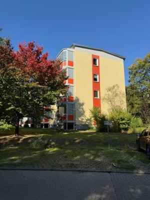 Hochparterre, Balkon, Parkplatz, 4 Zimmer- schön wohnen genau hier!