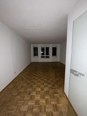 Renovierte 2 Zimmer Erdgeschosswohnung mit Balkon an Singles oder Paare zu vermieten